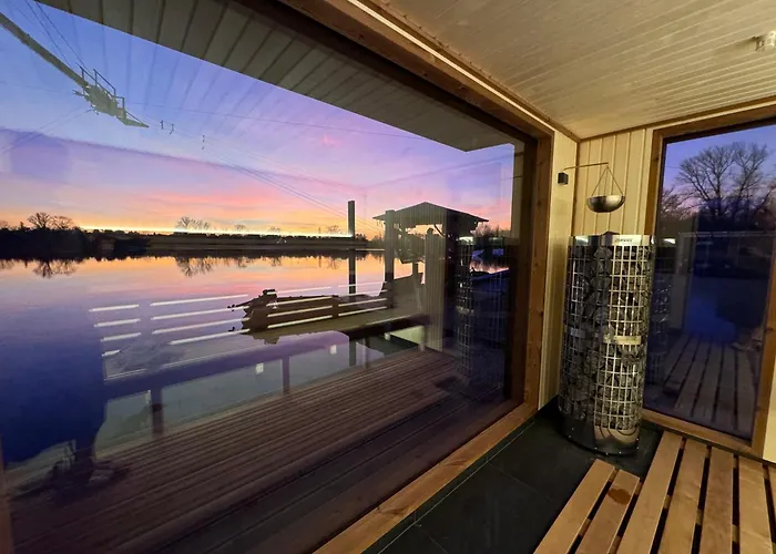 Wake Port Boat, Ubytovani Na Lodi