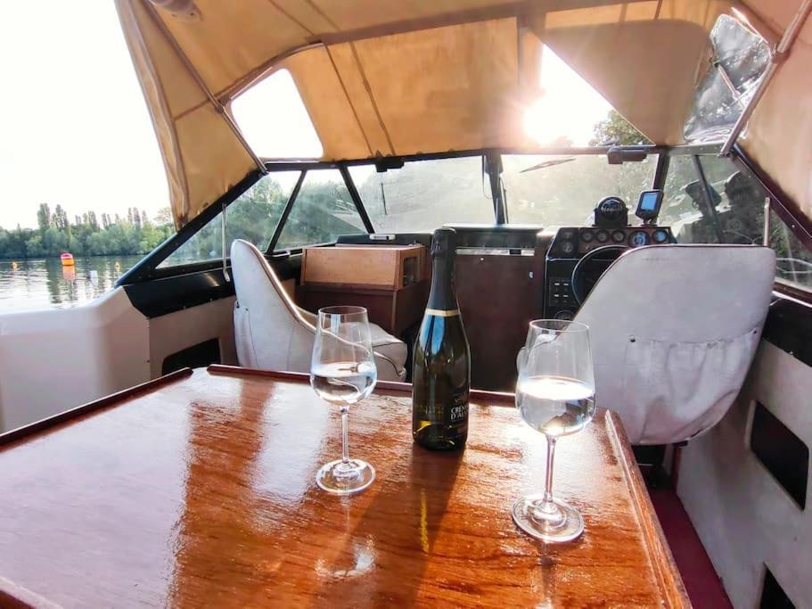Wake Port Boat, Na Lodi