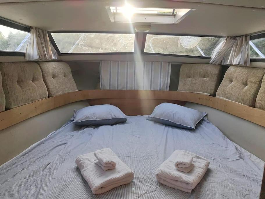 Wake Port Boat, Na Lodi Botel