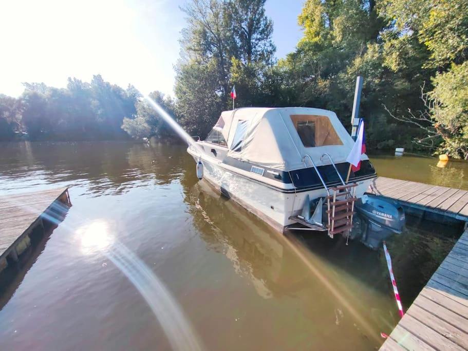 Wake Port Boat, Na Lodi