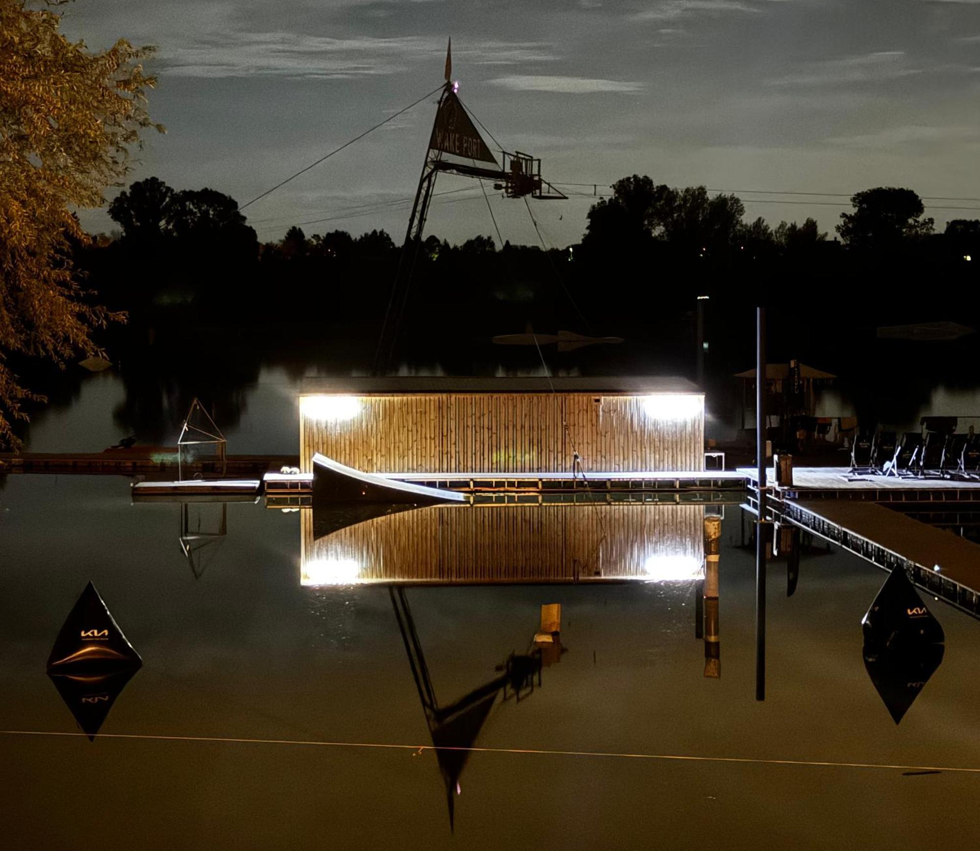 Wake Port Boat, Na Lodi