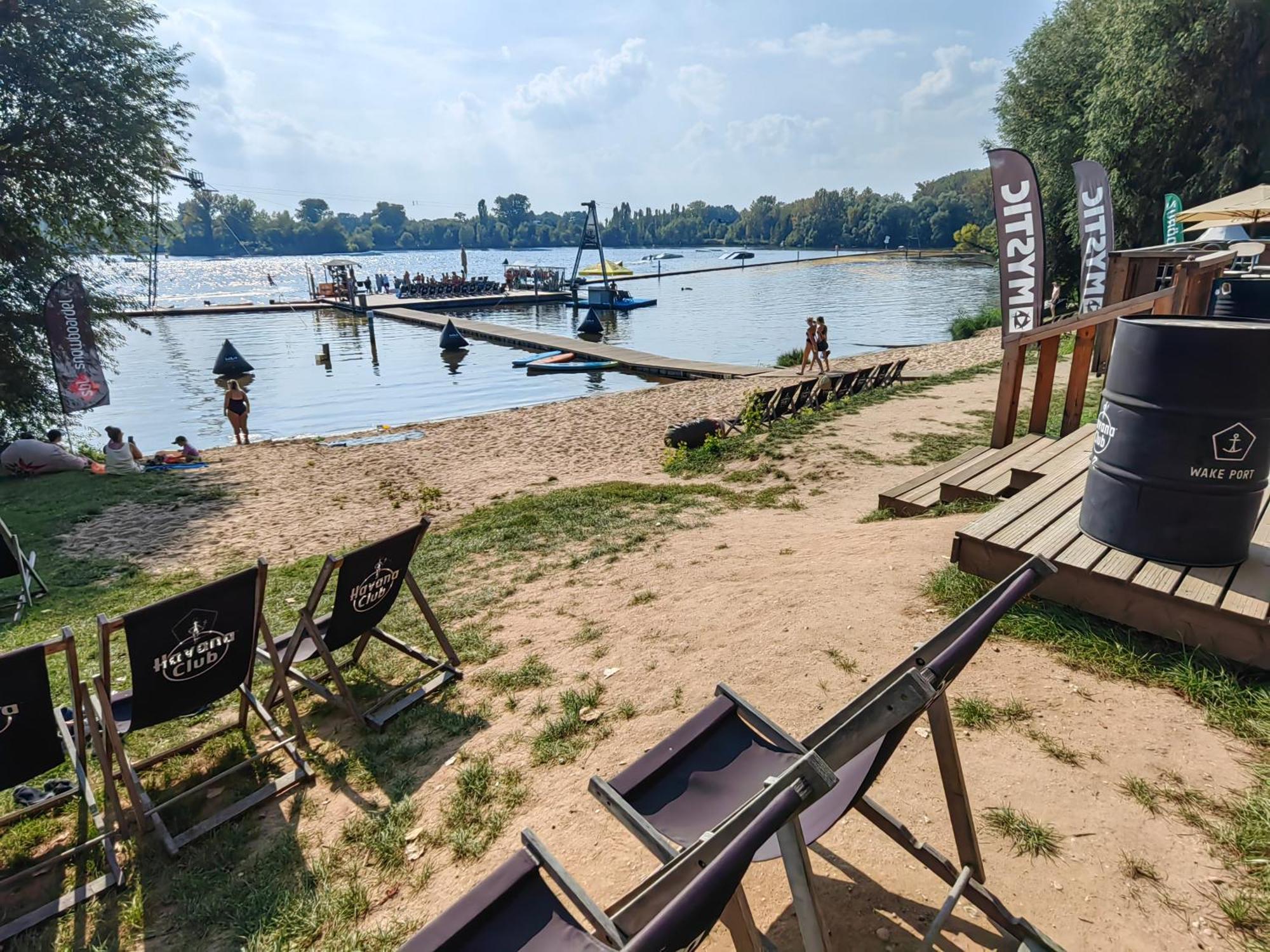Wake Port Boat, Na Lodi